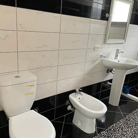 Tona Apartament *